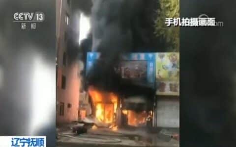 火情危急19岁小伙开吊车救14人