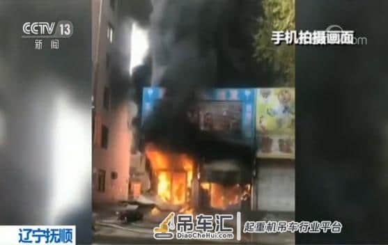 火情危急19岁小伙开吊车救14人