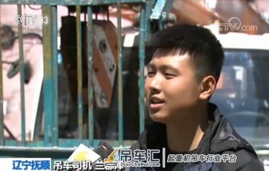 火情危急19岁小伙开吊车救14人