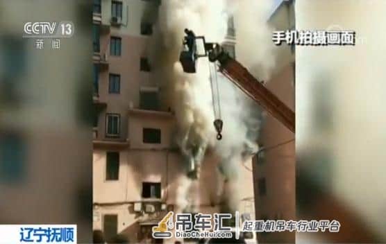 火情危急19岁小伙开吊车救14人