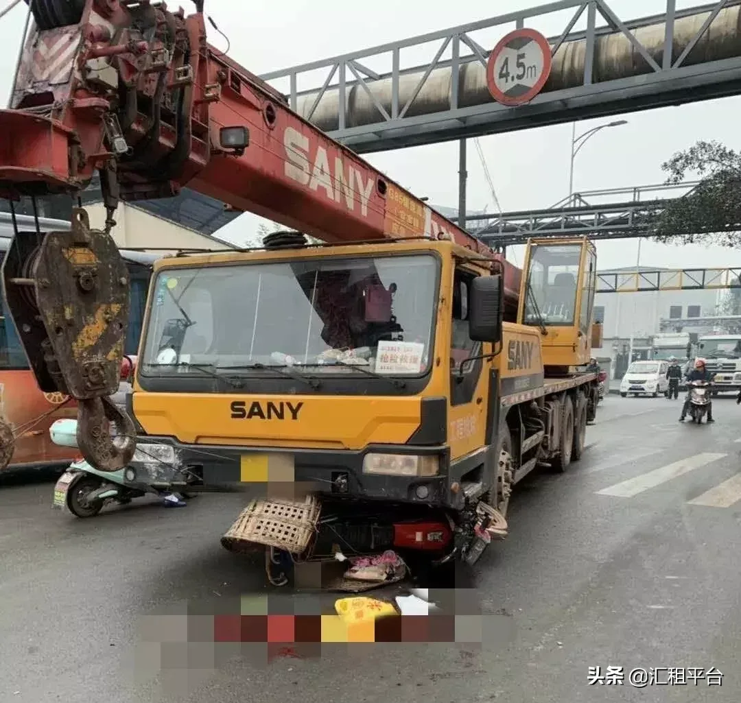 同一时间，同一地点，两起吊车撞摩托事故，现场太惨！