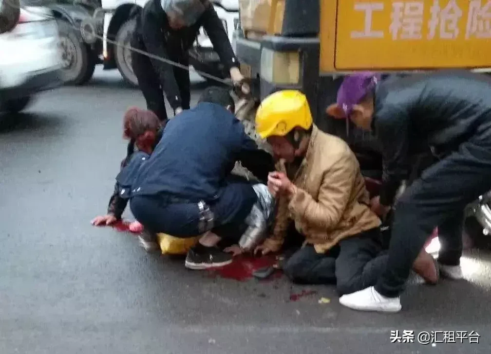 同一时间,同一地点,两起吊车撞摩托事故,现场太惨!