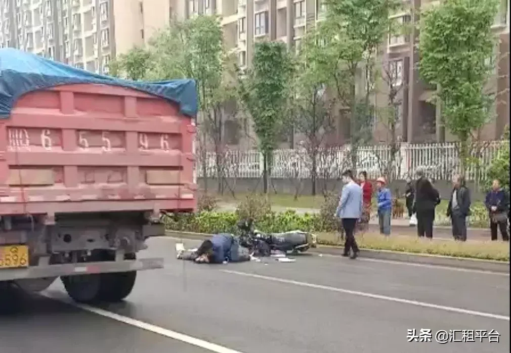 同一时间,同一地点,两起吊车撞摩托事故,现场太惨!