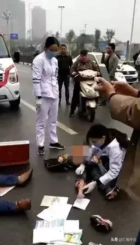 同一时间,同一地点,两起吊车撞摩托事故,现场太惨!