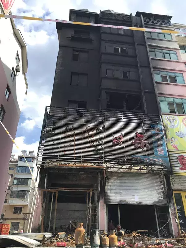 掌声!19岁“吊车侠”火中救出14人