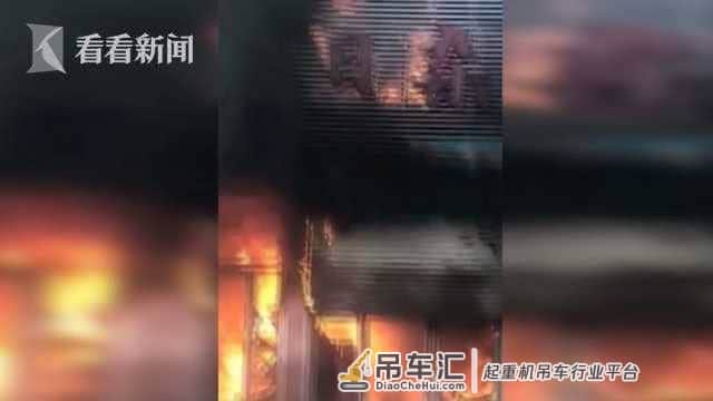 小伙开吊车救14人 这个开吊车的真帅!