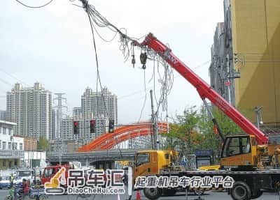 十字路口线缆被损阻碍交通 兰州好司机郭永交用个人吊车“挑线”8小时