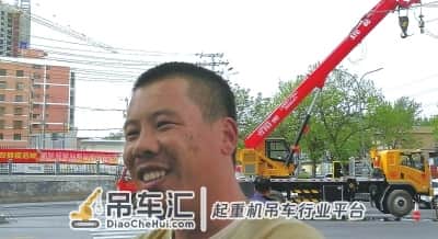 十字路口线缆被损阻碍交通 兰州好司机郭永交用个人吊车“挑线”8小时