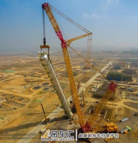 中科炼化项目进入设备安装阶段 大吨位履带吊车大展身手