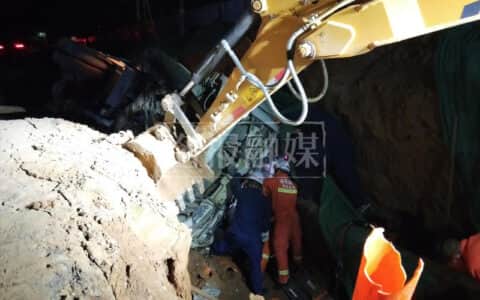 “大块头”罐车侧翻路边深坑 挖掘机、吊车上场救援