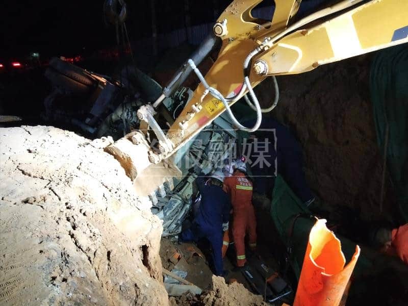 “大块头”罐车侧翻路边深坑 挖掘机、吊车上场救援