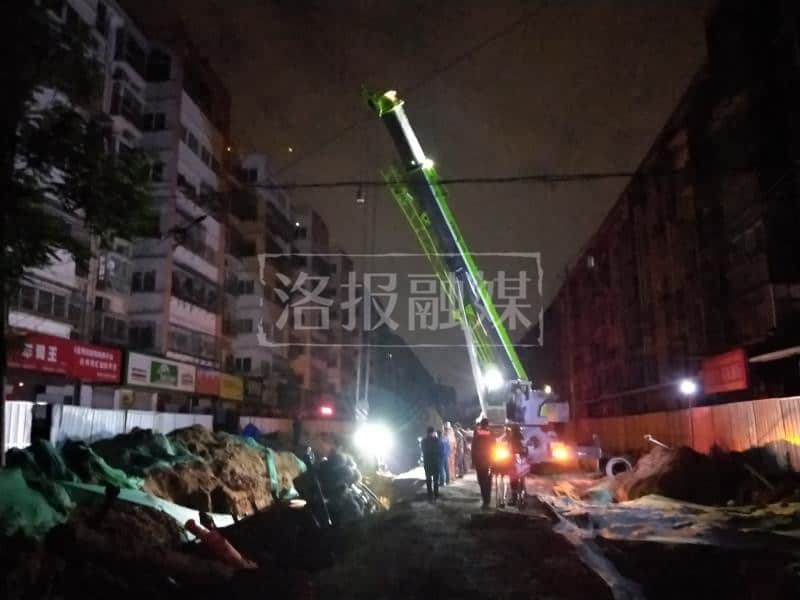 “大块头”罐车侧翻路边深坑 挖掘机、吊车上场救援