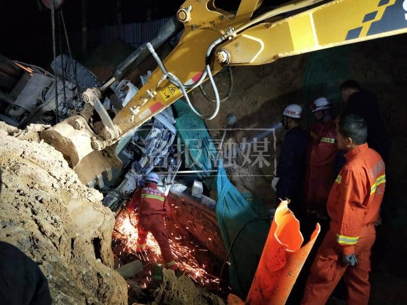 “大块头”罐车侧翻路边深坑 挖掘机、吊车上场救援