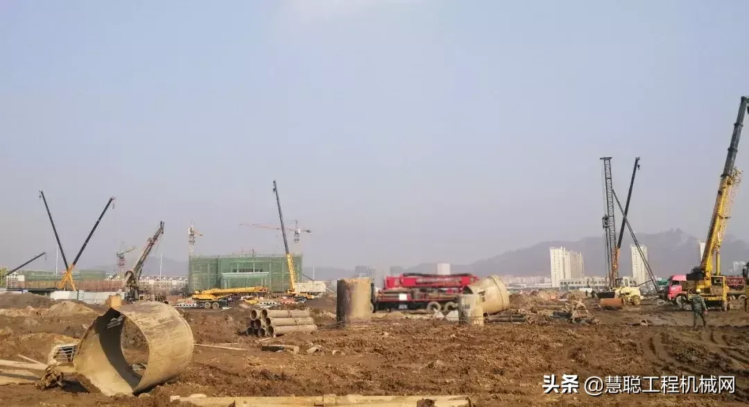 看徐工25吨起重机群“巨擘擎天”霸气施工