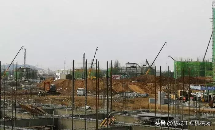 看徐工25吨起重机群“巨擘擎天”霸气施工