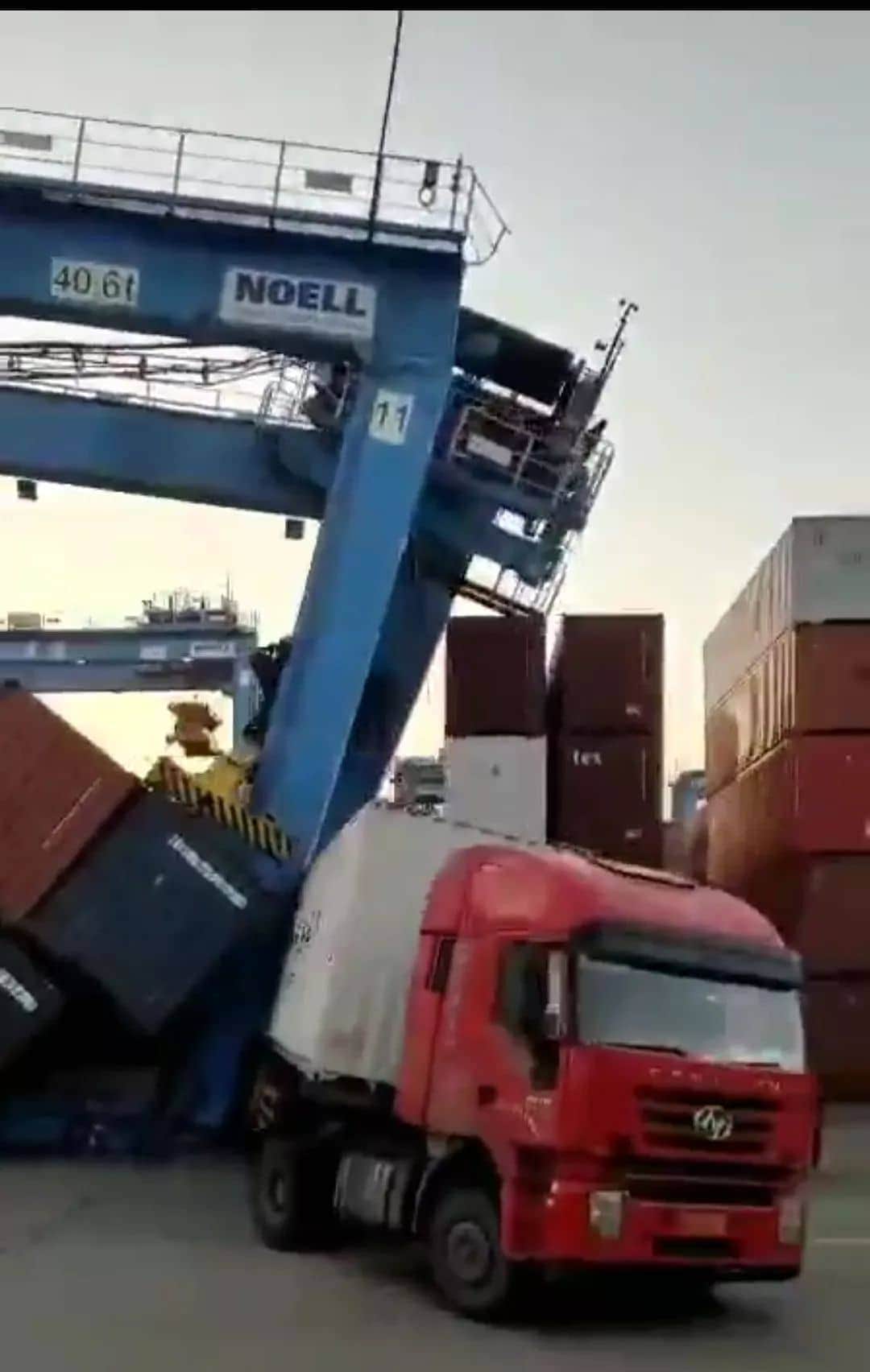 宁波舟山港一龙门吊倒塌,集装箱、拖车被压,官方通报来了