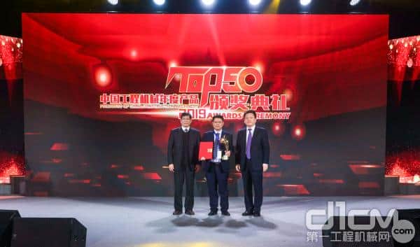 徐州重型XCA60_E全地面起重机荣获TOP50(2019)金手指奖