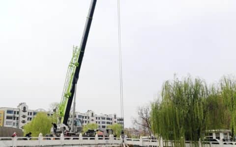 河南许昌护城河游船“体检”，50吨的吊车帮忙