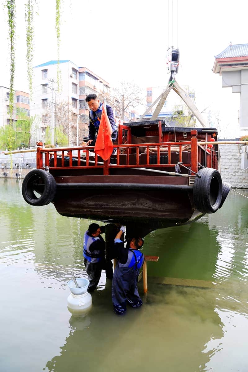 河南许昌护城河游船“体检”,50吨的吊车帮忙