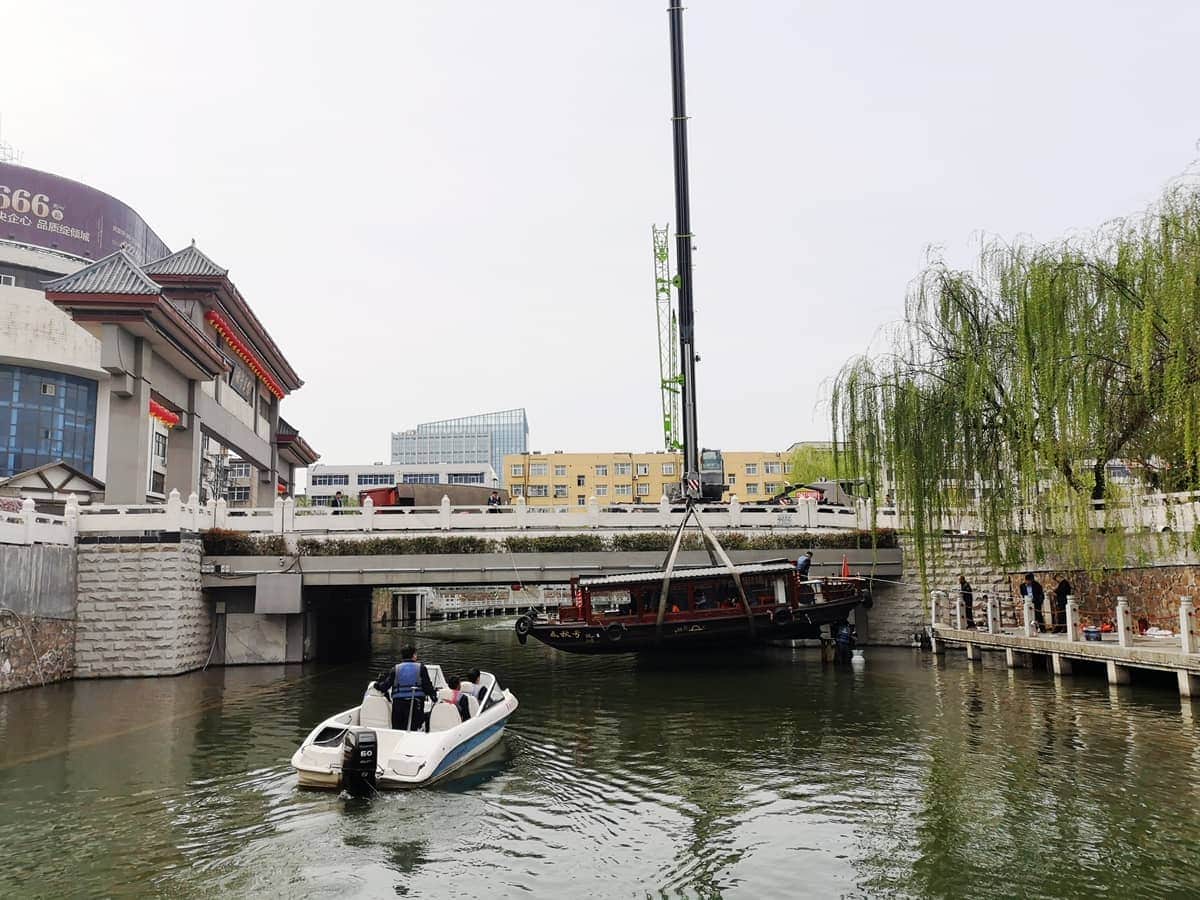 河南许昌护城河游船“体检”,50吨的吊车帮忙