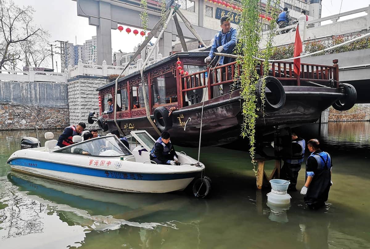 河南许昌护城河游船“体检”,50吨的吊车帮忙