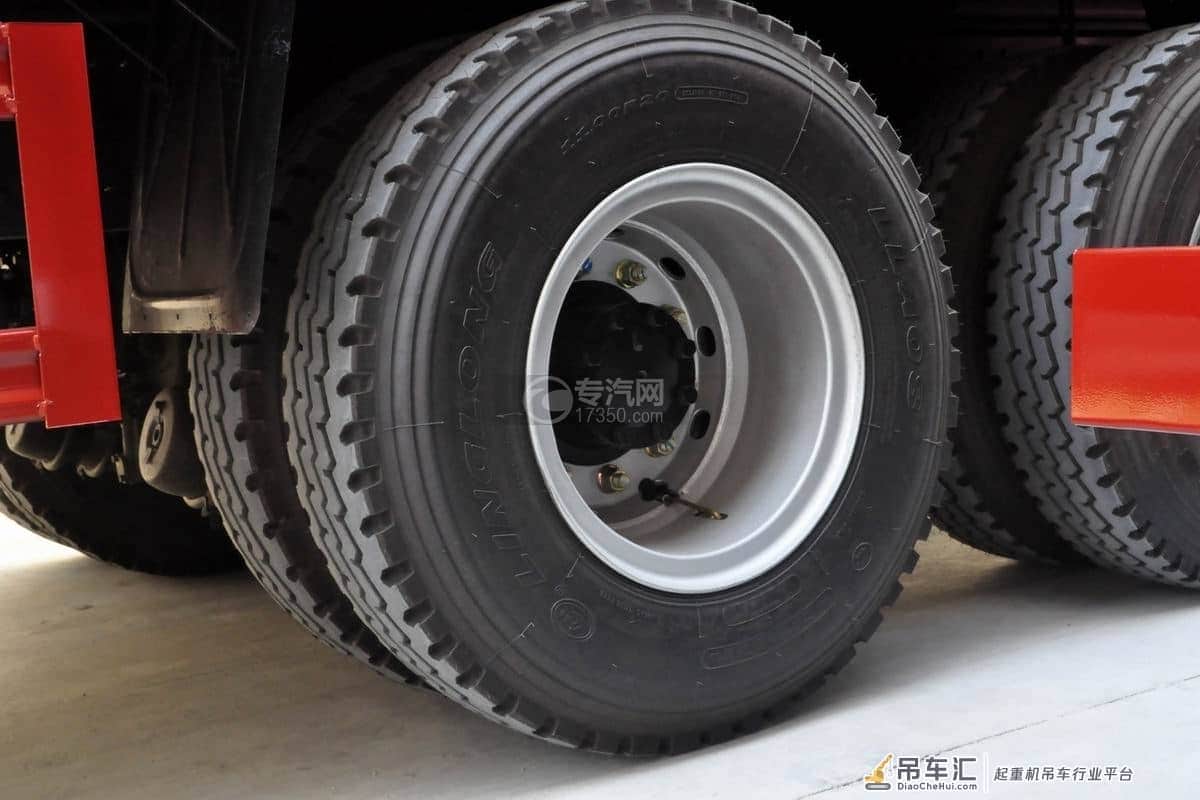 吊装运输的能手 大运风驰后双桥12吨直臂随车吊