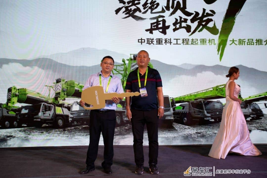 西北侠客行 新品耀古都——中联重科工程起重机七大新品推介会暨西安区域交付仪式成功举行