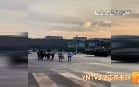 吊车撞倒自行车，一名孩子不幸身亡