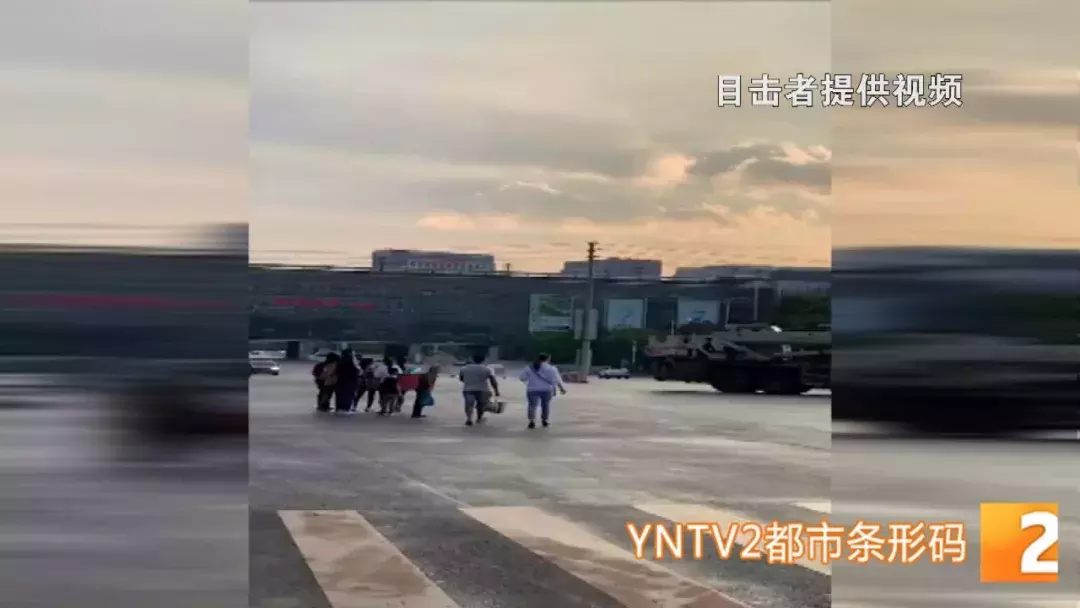 吊车撞倒自行车,一名孩子不幸身亡