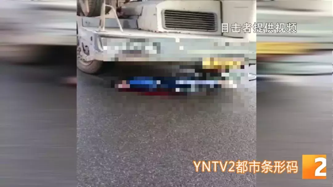 吊车撞倒自行车,一名孩子不幸身亡