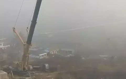 500吨吊车悬崖边跨76米作业，这是在拍大片吗