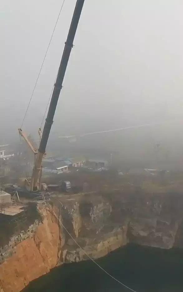 500吨吊车悬崖边跨76米作业,这是在拍大片吗
