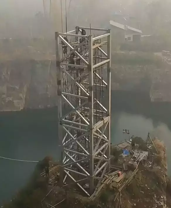 500吨吊车悬崖边跨76米作业,这是在拍大片吗