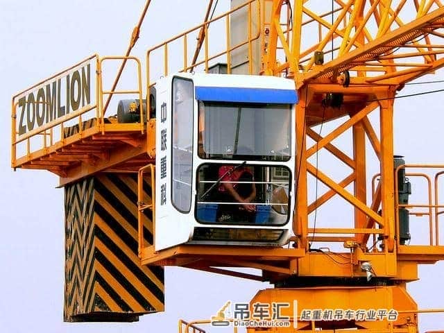塔吊司机高空小便,飘进女工嘴里赔3500元!他们上厕所真的很尴尬