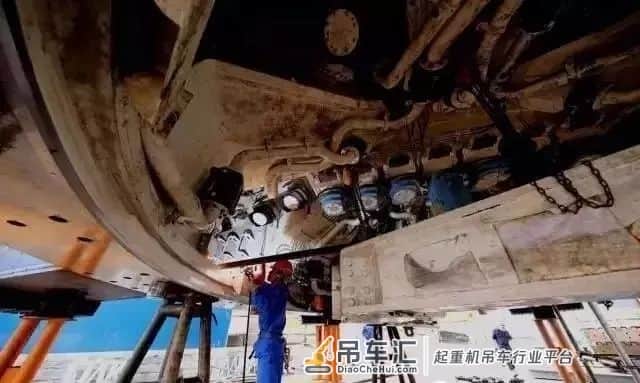 奋战7小时!看履带起重机征服“重量级”盾构大刀盘!