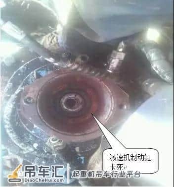 汽车吊使用中突然回转无动作怎么处理?