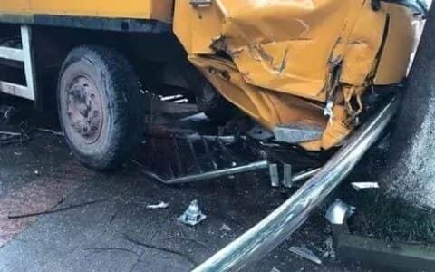 吊车没干活也出事故？一个撞车、一个自燃，出门要看黄历了！