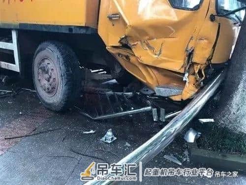 吊车没干活也出事故？一个撞车、一个自燃，出门要看黄历了！