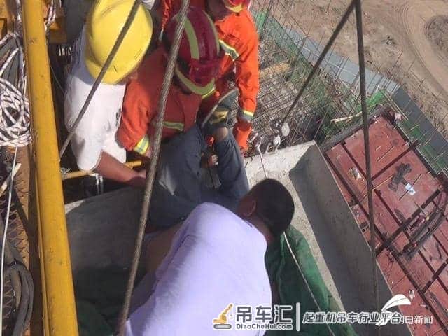 塔吊司机中暑晕倒 德州消防联合群众启动起重机高空救援