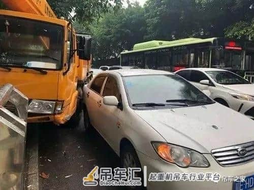 吊车没干活也出事故?一个撞车、一个自燃,出门要看黄历了!