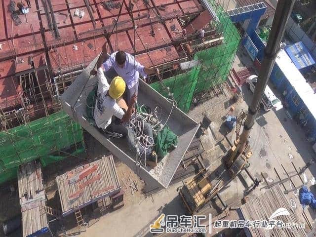 塔吊司机中暑晕倒 德州消防联合群众启动起重机高空救援