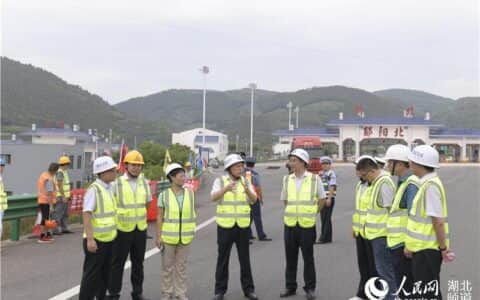 湖北交投鄂西北片区鄂豫省界收费站ETC门架吊装完成