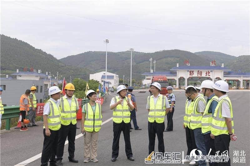 湖北交投鄂西北片区鄂豫省界收费站ETC门架吊装完成