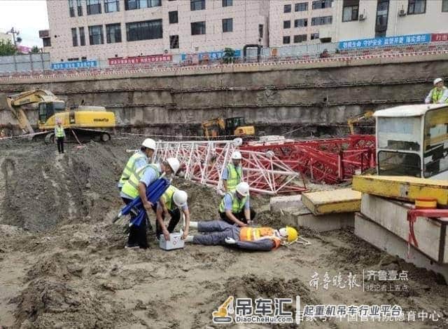 芝罘区住建局举行塔式起重机倒塌事故应急救援演练
