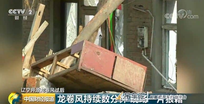 龙卷风直冲卧室,支离破碎!吊车被卷飞十多米!龙卷风预报仍是世界难题,遇到该怎么办?