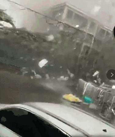 龙卷风直冲卧室,支离破碎!吊车被卷飞十多米!龙卷风预报仍是世界难题,遇到该怎么办