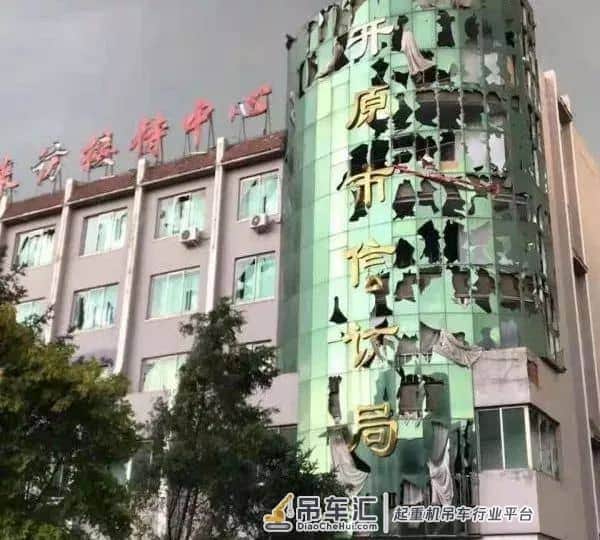 龙卷风直冲卧室,支离破碎!吊车被卷飞十多米!龙卷风预报仍是世界难题,遇到该怎么办