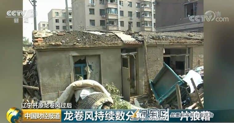 龙卷风直冲卧室,支离破碎!吊车被卷飞十多米!龙卷风预报仍是世界难题,遇到该怎么办