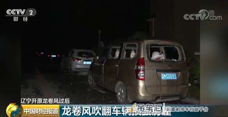 龙卷风直冲卧室,支离破碎!吊车被卷飞十多米!龙卷风预报仍是世界难题,遇到该怎么办