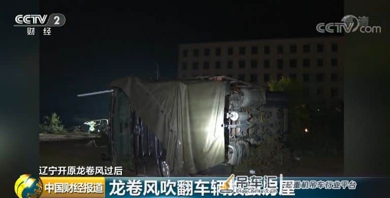 龙卷风直冲卧室,支离破碎!吊车被卷飞十多米!龙卷风预报仍是世界难题,遇到该怎么办